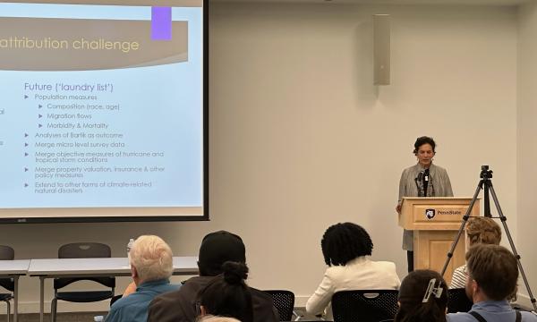 Photo of Sara Curran presenting to the De Jong Lecture attendees.