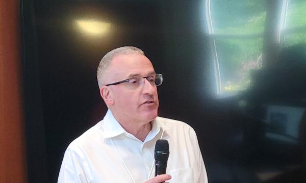 Andrew Read, Senior Vice President for Research, discusses importance of research with attendees.