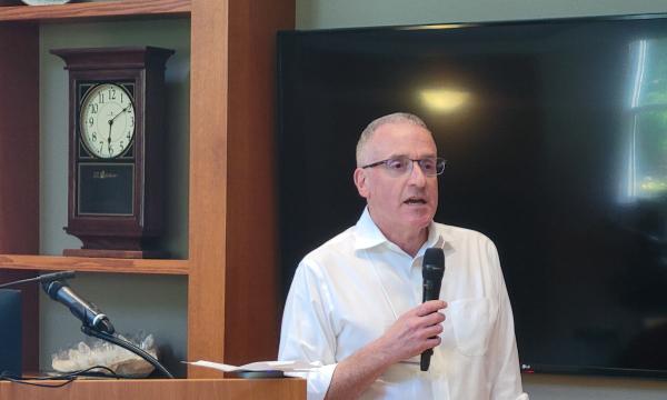 Andrew Read, Senior Vice President for Research, discusses importance of research with attendees.